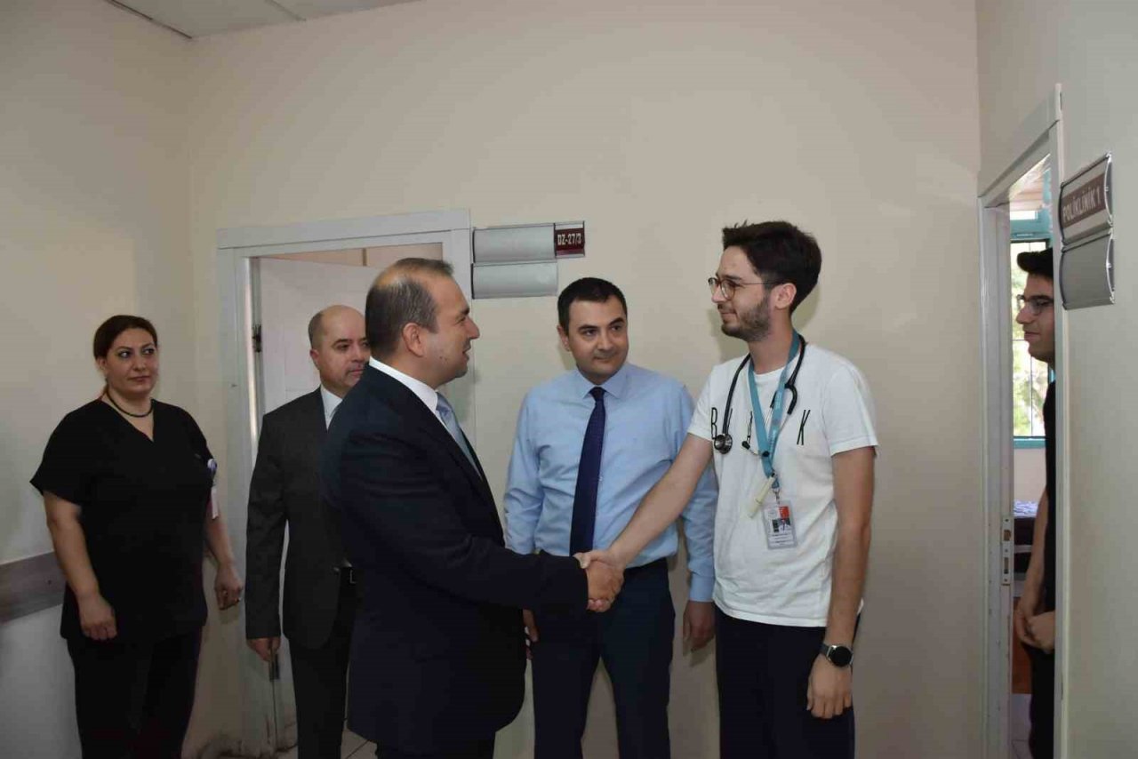 İl Sağlık Müdürü Şenkul, bayramı görev başında geçiren personeli ile bayramlaştı