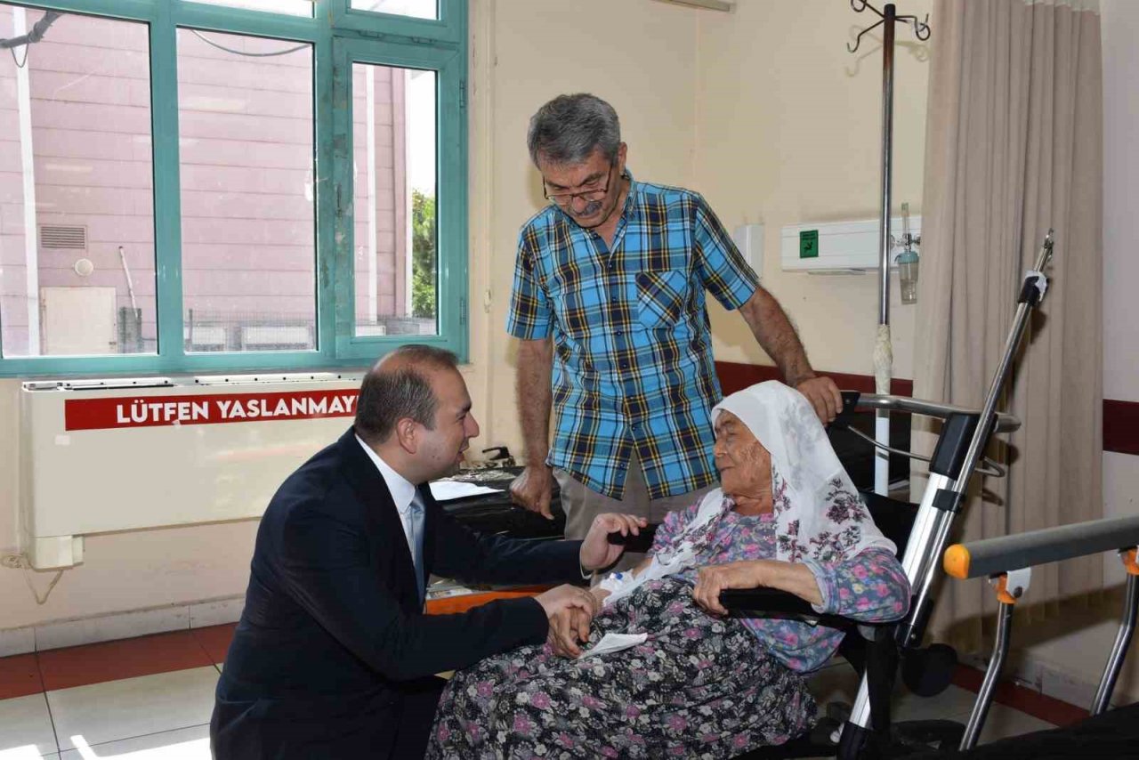 İl Sağlık Müdürü Şenkul, bayramı görev başında geçiren personeli ile bayramlaştı