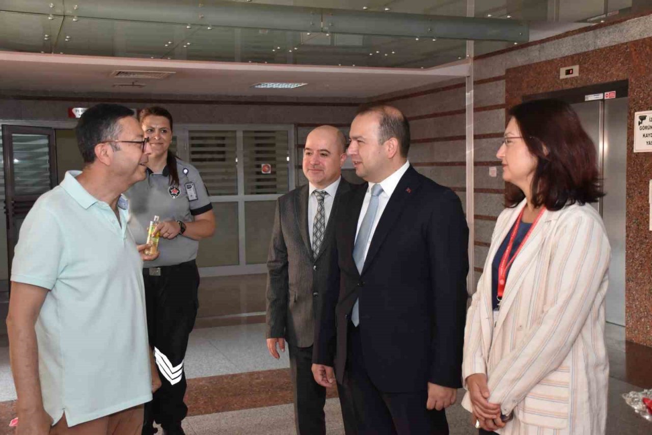 İl Sağlık Müdürü Şenkul, bayramı görev başında geçiren personeli ile bayramlaştı