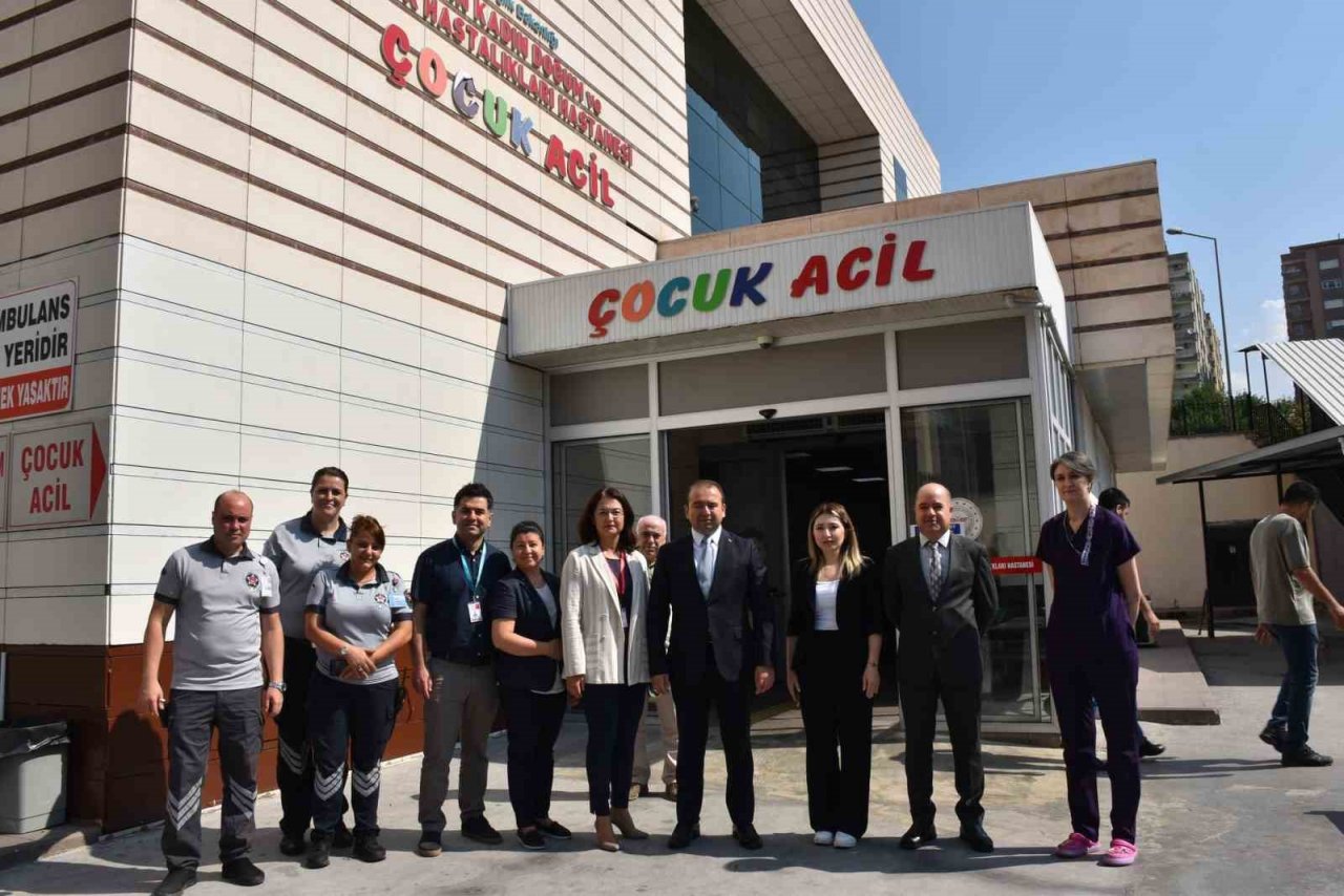 İl Sağlık Müdürü Şenkul, bayramı görev başında geçiren personeli ile bayramlaştı