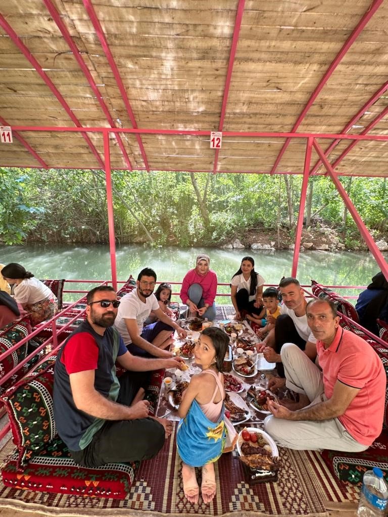 Beyazsu mesire alanında araç kuyruğu 20 kilometreyi aştı