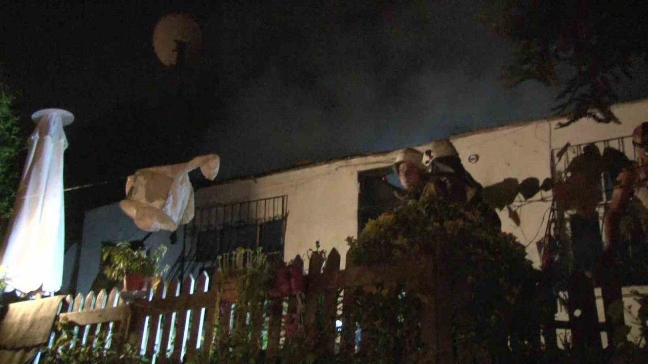 Beykoz’da tek katlı ev alev alev yandı