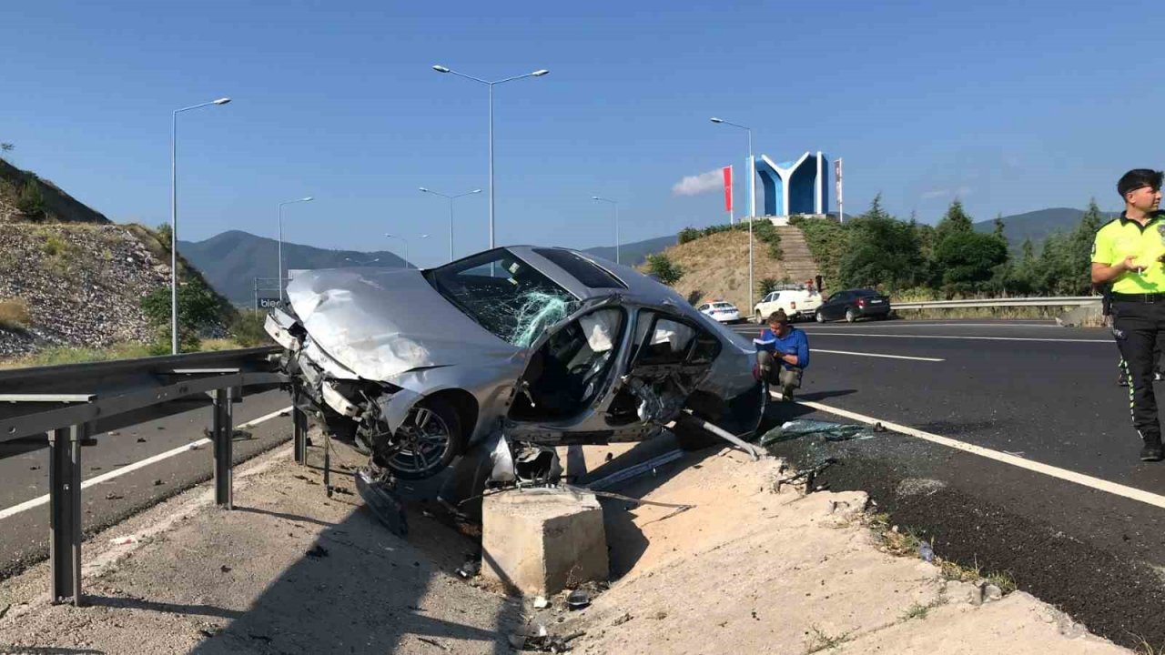 Bilecik’te otomobil bariyerlere çarptı: 2 yaralı