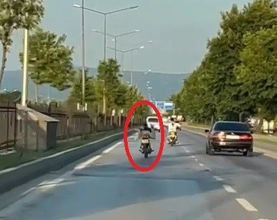 Trafikte tehlikeli yolculuk kameraya yansıdı: Yüzüstü uzanarak motosiklet sürdü