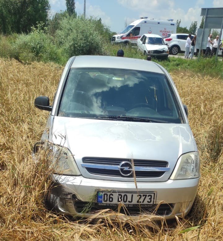 Çorum’da 3 araç birbirine girdi: 1 yaralı