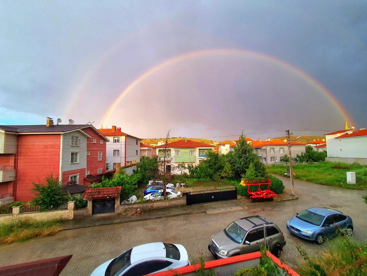 Yağmur sonrası çıkan gökkuşağı mest etti