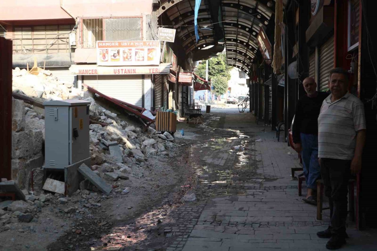 Bayramlarda cıvıl cıvıl olan enkaz kent, iş makinesi seslerinin susmasıyla sessizliğe büründü