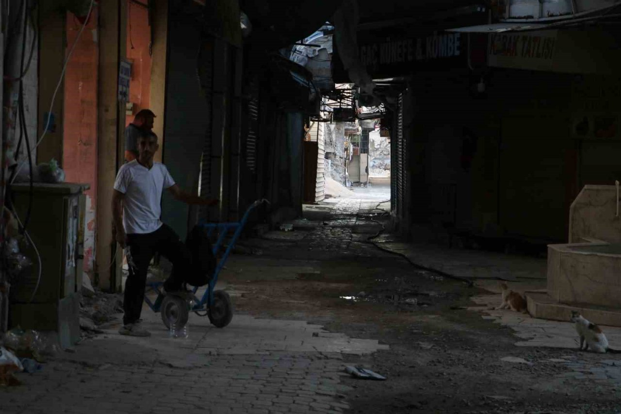 Bayramlarda cıvıl cıvıl olan enkaz kent, iş makinesi seslerinin susmasıyla sessizliğe büründü