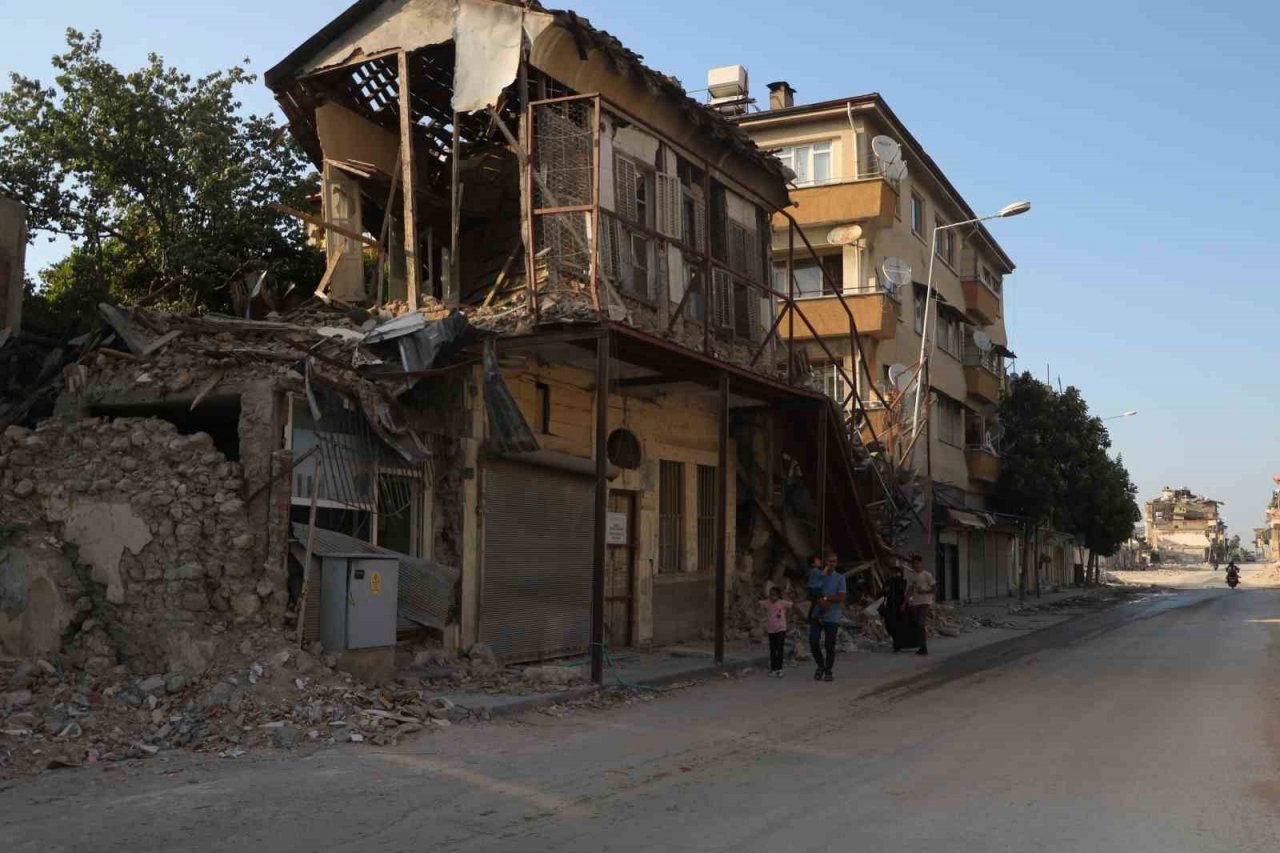 Bayramlarda cıvıl cıvıl olan enkaz kent, iş makinesi seslerinin susmasıyla sessizliğe büründü