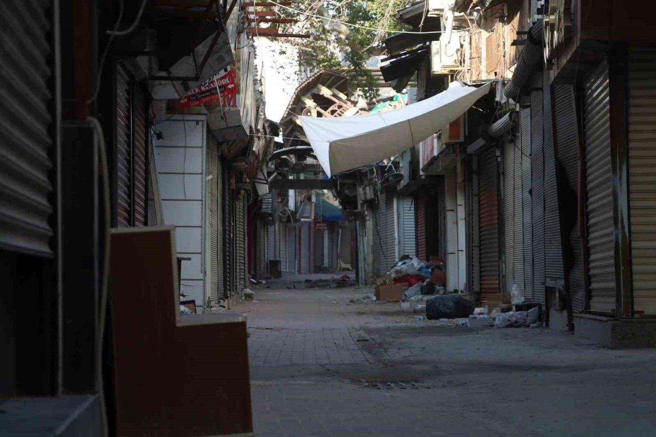 Bayramlarda cıvıl cıvıl olan enkaz kent, iş makinesi seslerinin susmasıyla sessizliğe büründü