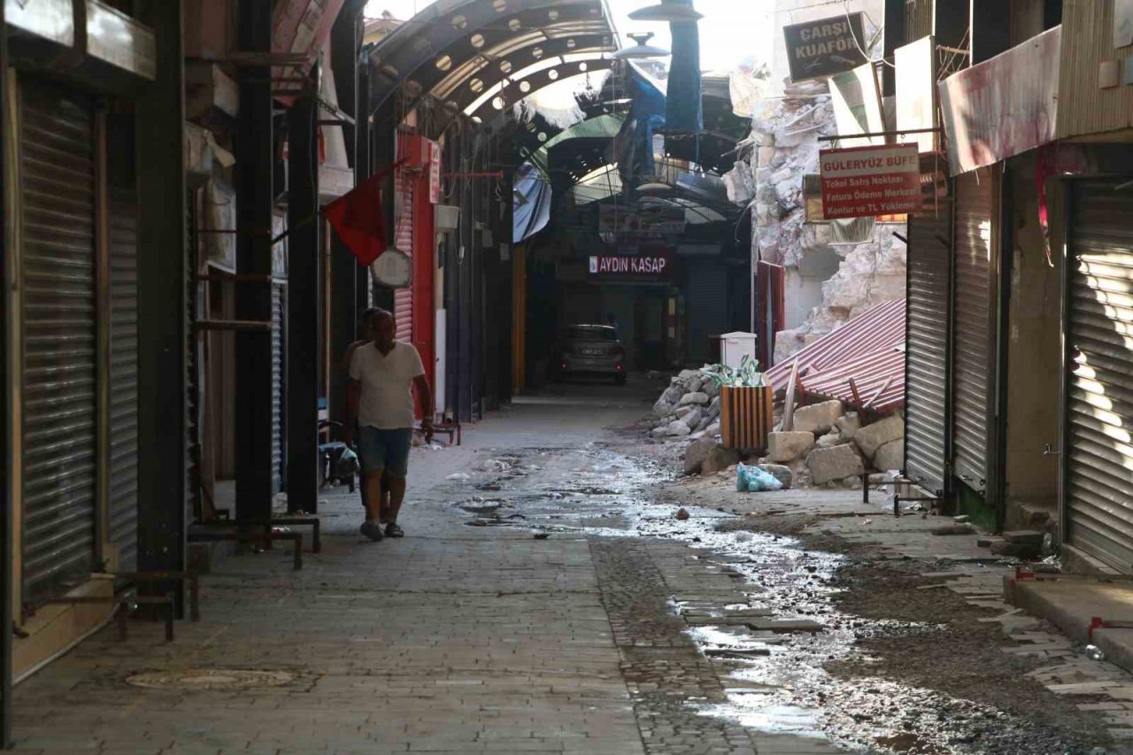 Bayramlarda cıvıl cıvıl olan enkaz kent, iş makinesi seslerinin susmasıyla sessizliğe büründü