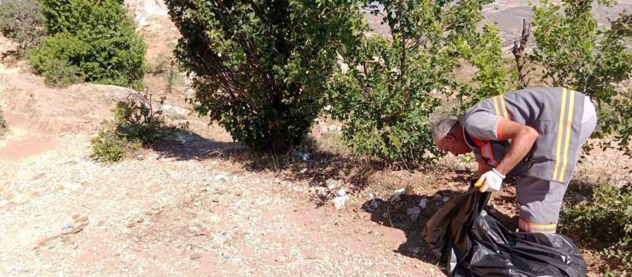 Elazığ’da turizm bölgesine atılan çöpler ekipler tarafından toplandı