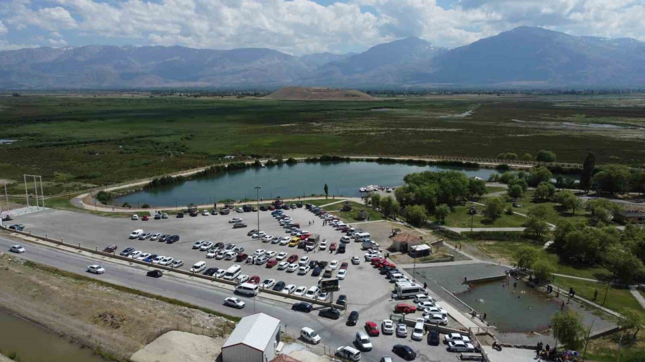 Kurban Bayramında güneşli havanın tadını mangal yakarak çıkardılar
