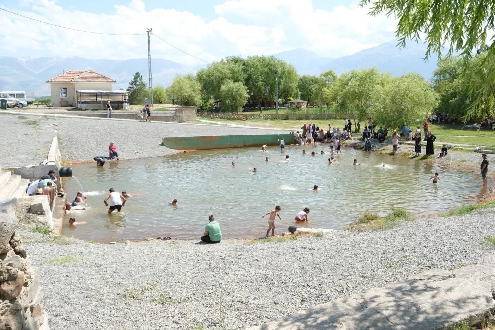 Kurban Bayramında güneşli havanın tadını mangal yakarak çıkardılar