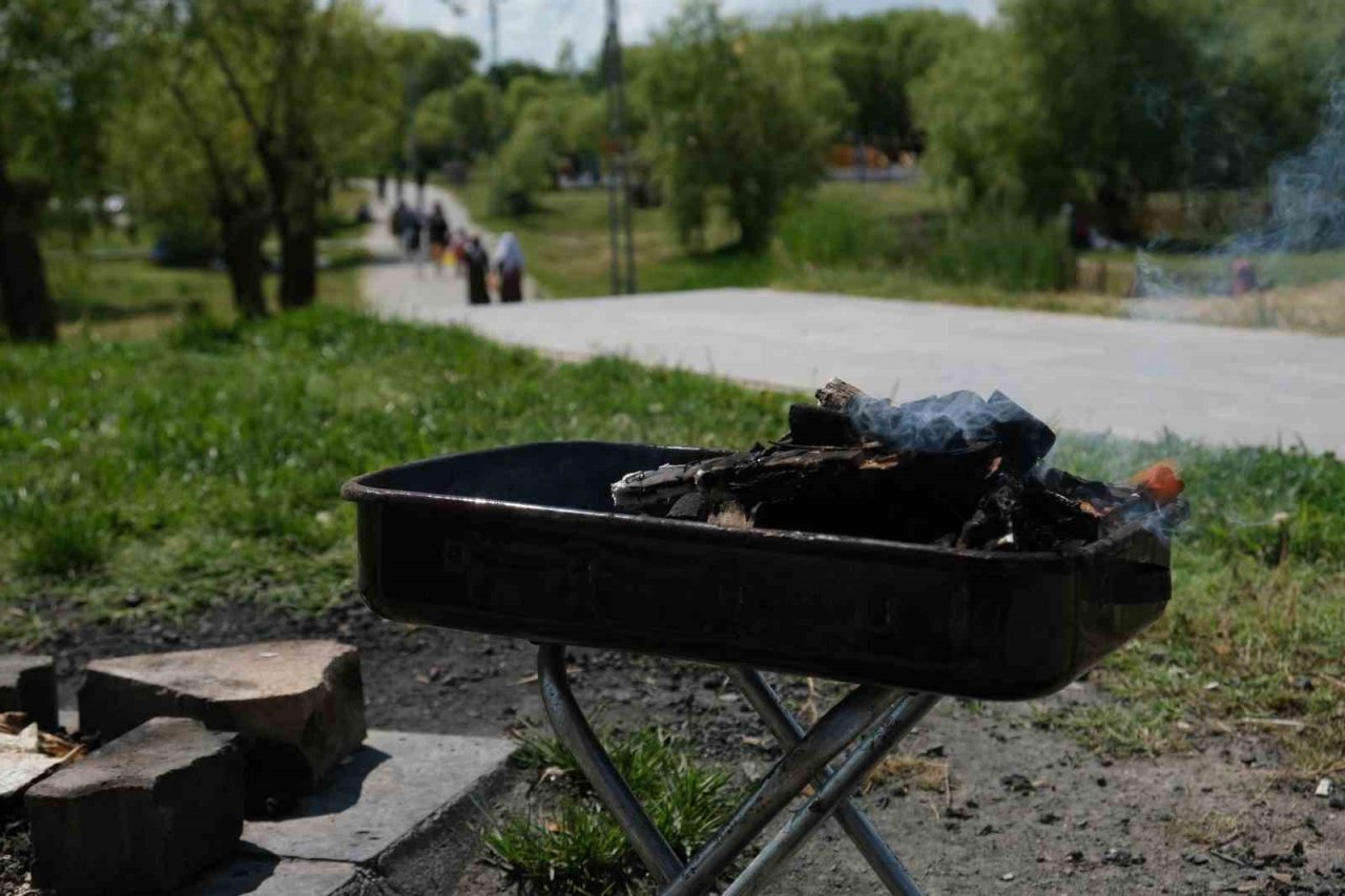 Kurban Bayramında güneşli havanın tadını mangal yakarak çıkardılar