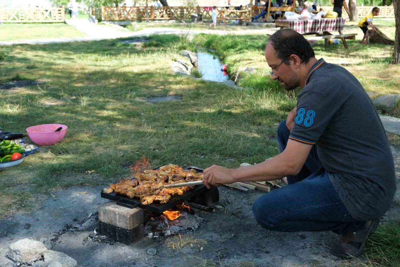Kurban Bayramında güneşli havanın tadını mangal yakarak çıkardılar