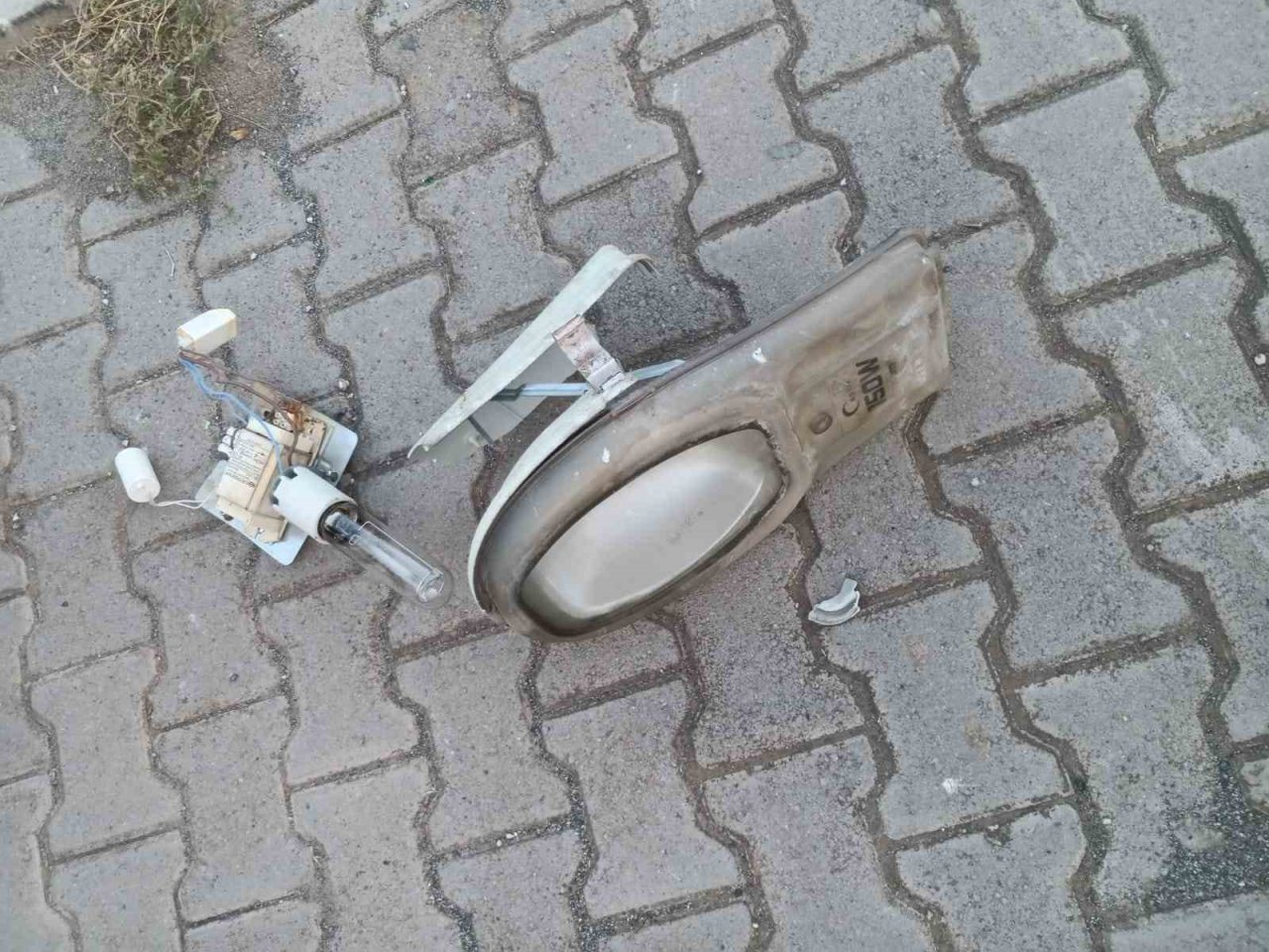 Sokak aydınlatma lambası aracın üzerine düştü