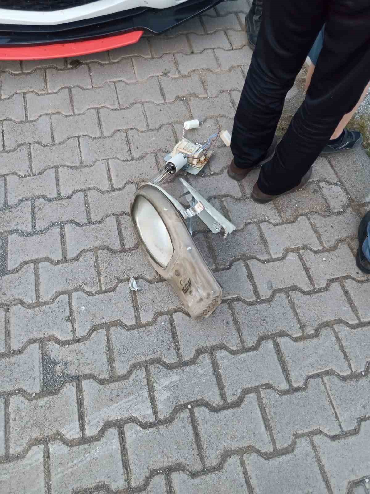 Sokak aydınlatma lambası aracın üzerine düştü