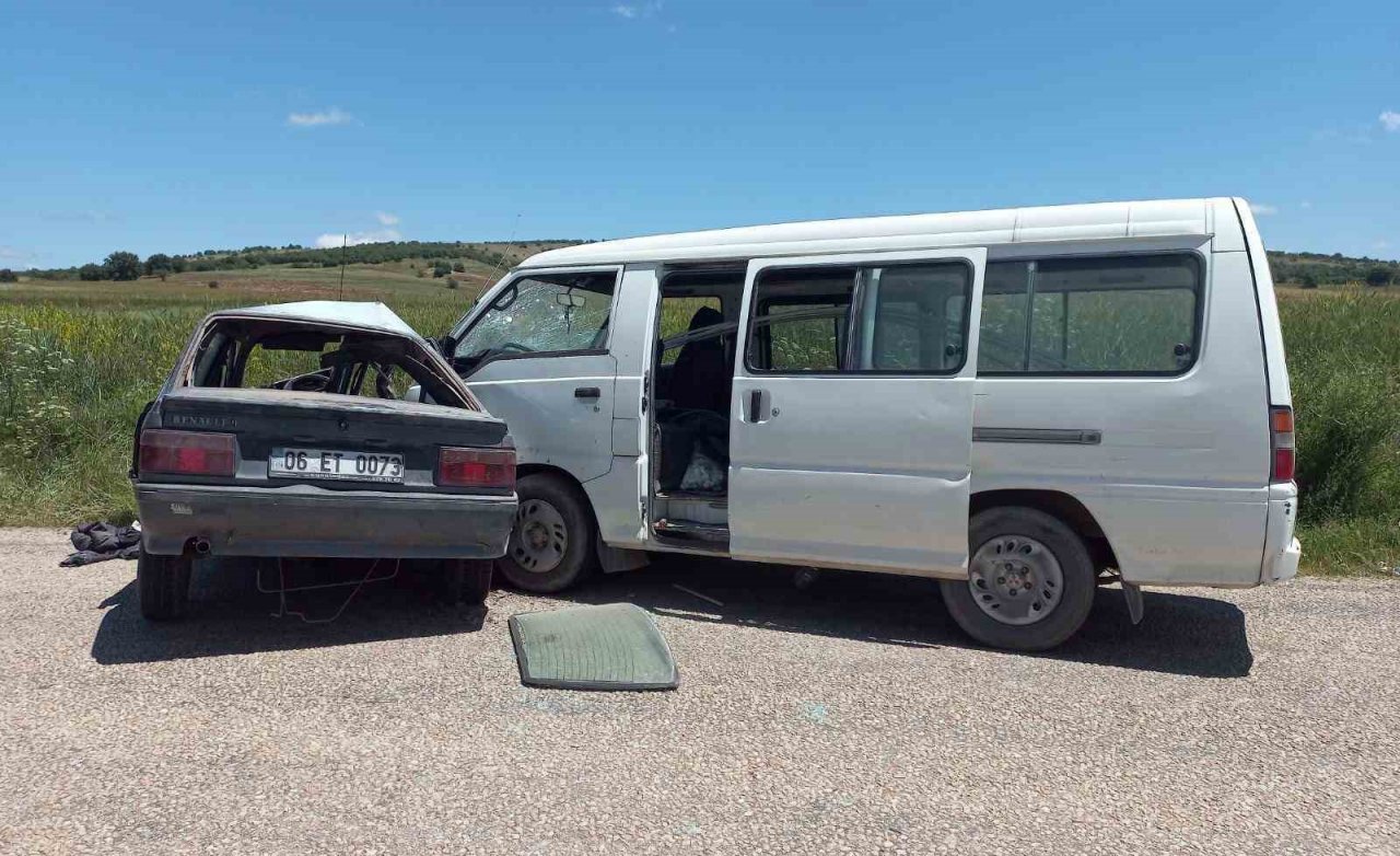 Kamyonetle otomobilin çarpıştığı kazada 3 kişi yaralandı