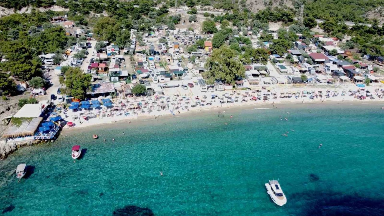 Karavan tatilcileri Foça’ya akın etti