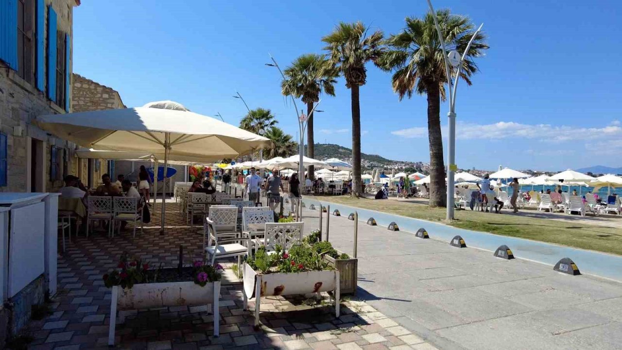 Karavan tatilcileri Foça’ya akın etti