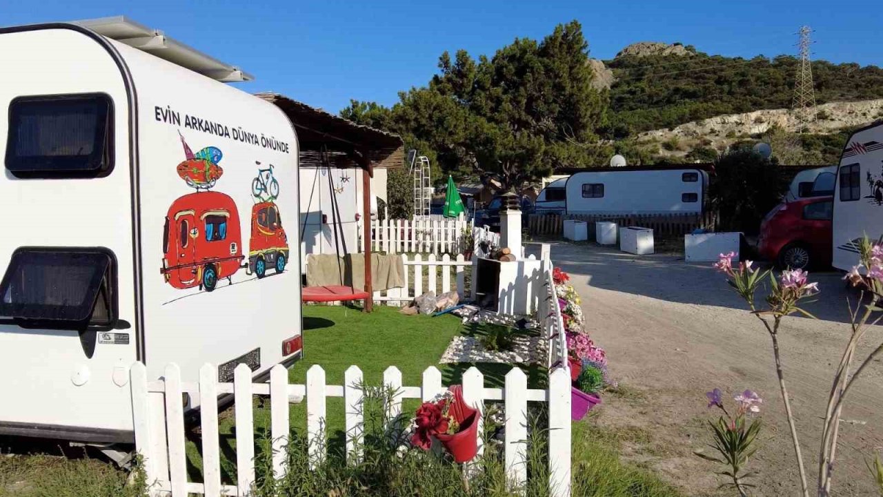 Karavan tatilcileri Foça’ya akın etti