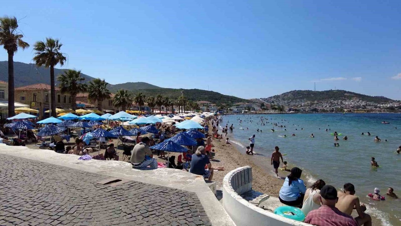 Karavan tatilcileri Foça’ya akın etti