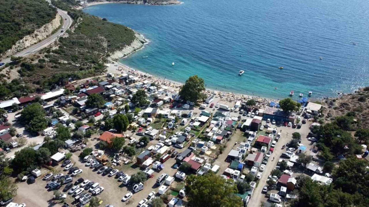 Karavan tatilcileri Foça’ya akın etti