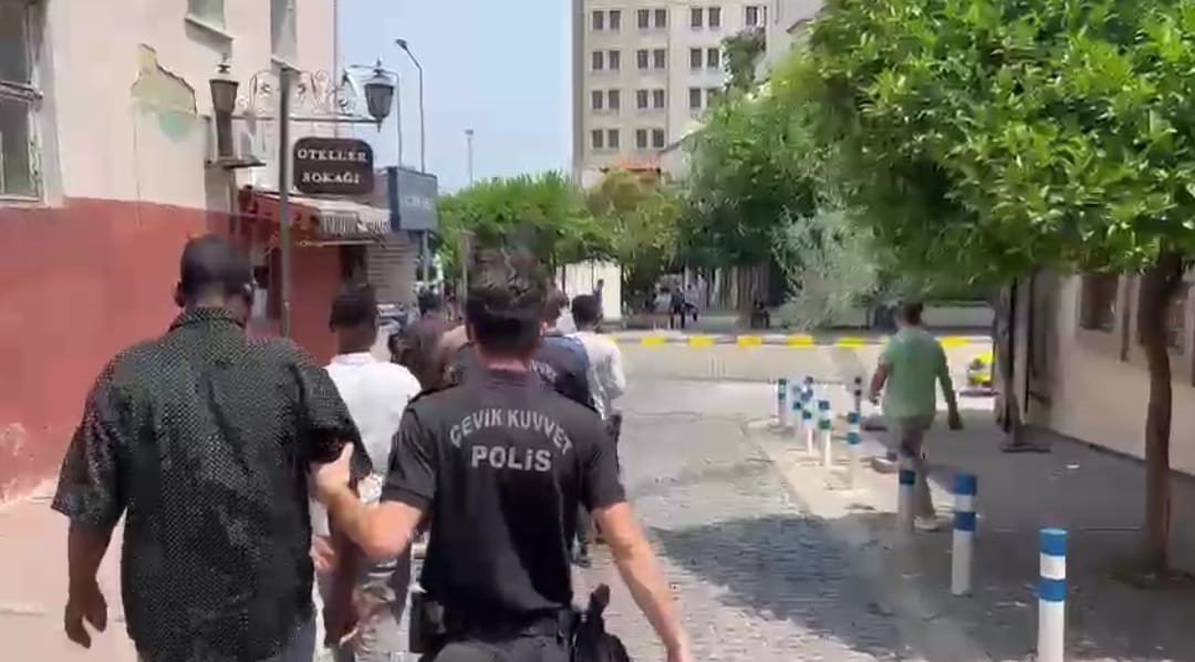 İzmir polisi düzensiz göçmenleri kıskaca aldı: 109 kişi yakalandı