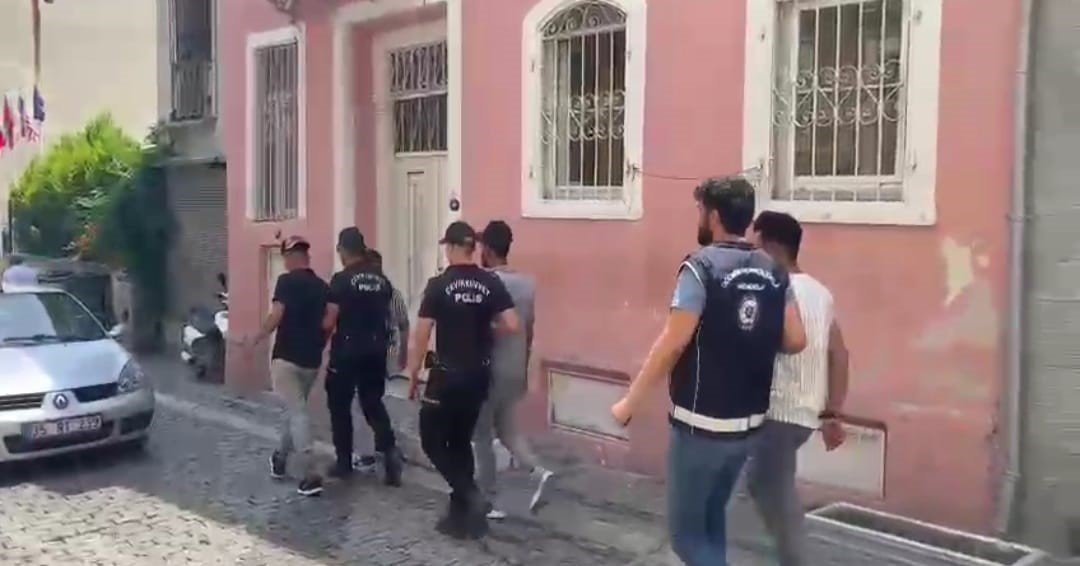İzmir polisi düzensiz göçmenleri kıskaca aldı: 109 kişi yakalandı