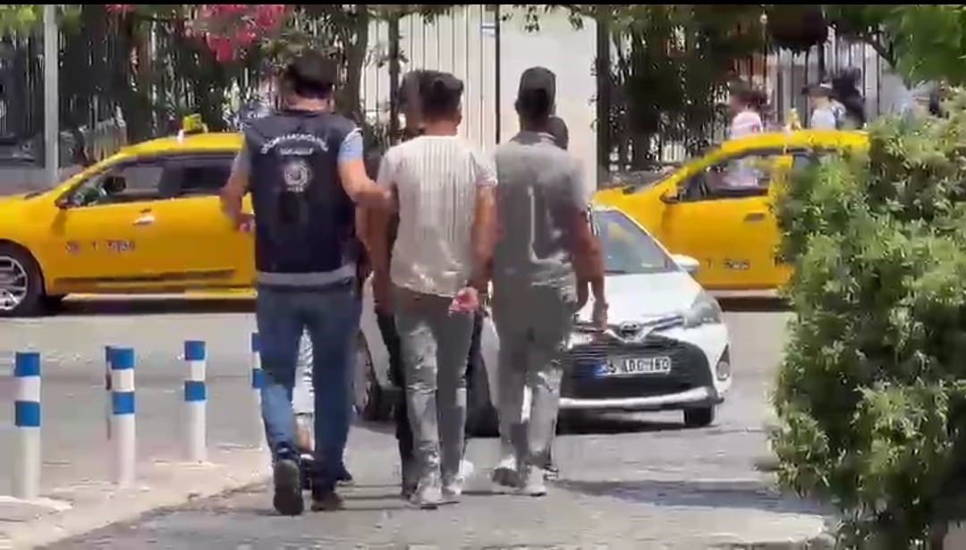 İzmir polisi düzensiz göçmenleri kıskaca aldı: 109 kişi yakalandı