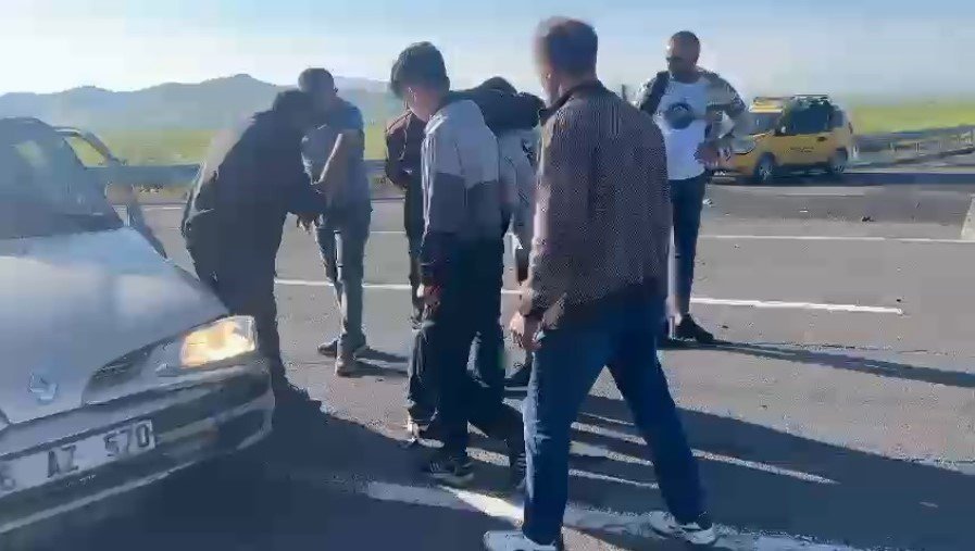 Kars’ta iki otomobil çarpıştı: 3 yaralı