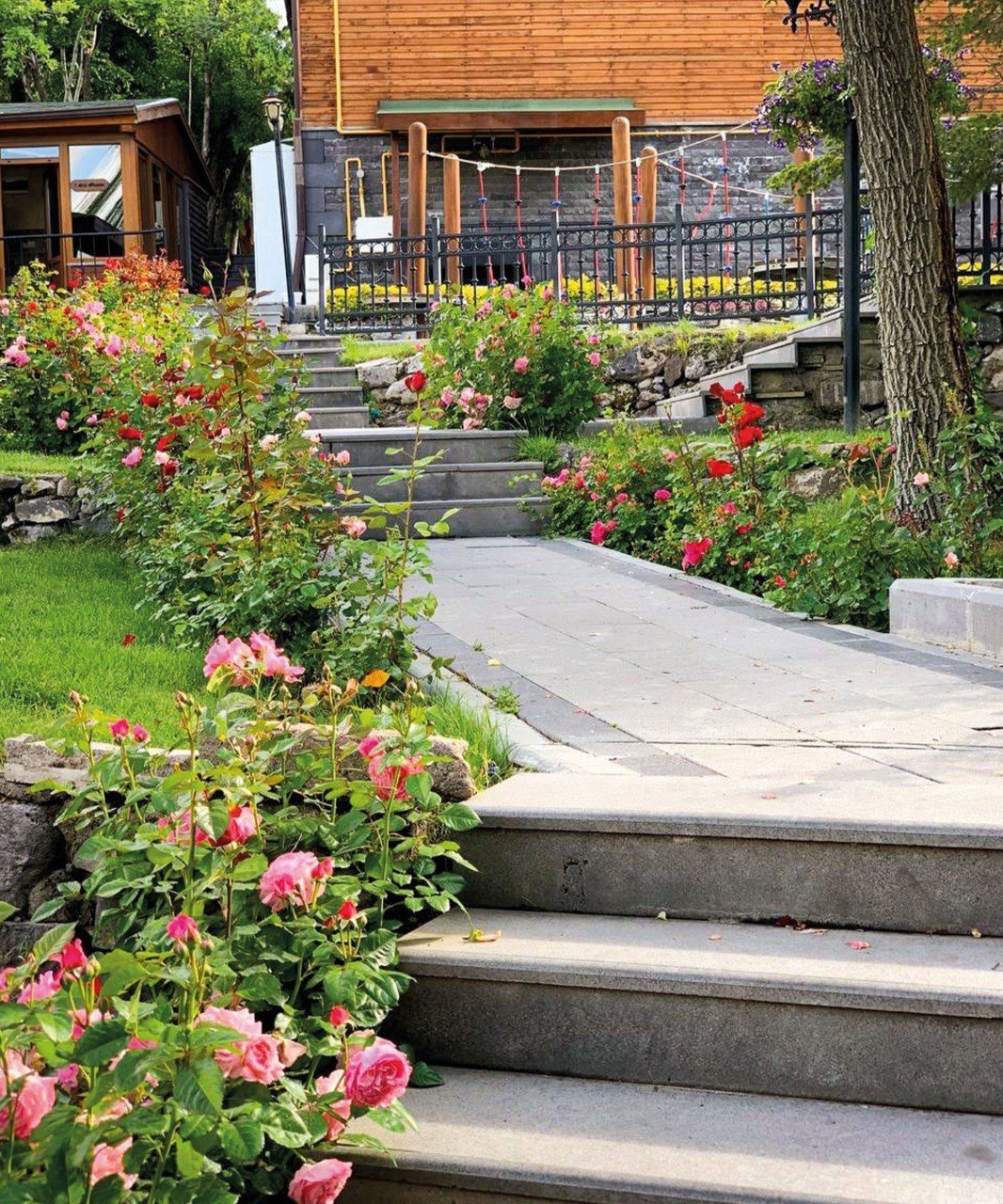 Büyükşehir, Erguvan’da bahçe sezonunu açtı