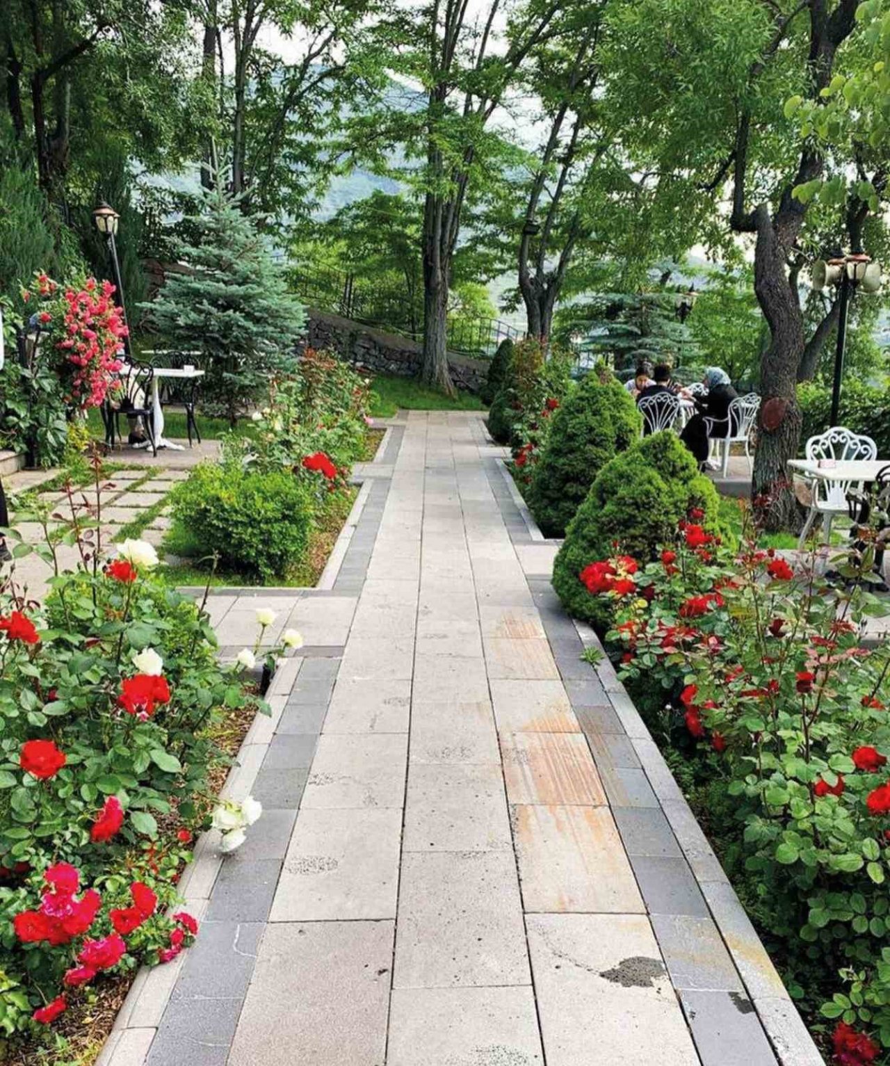 Büyükşehir, Erguvan’da bahçe sezonunu açtı