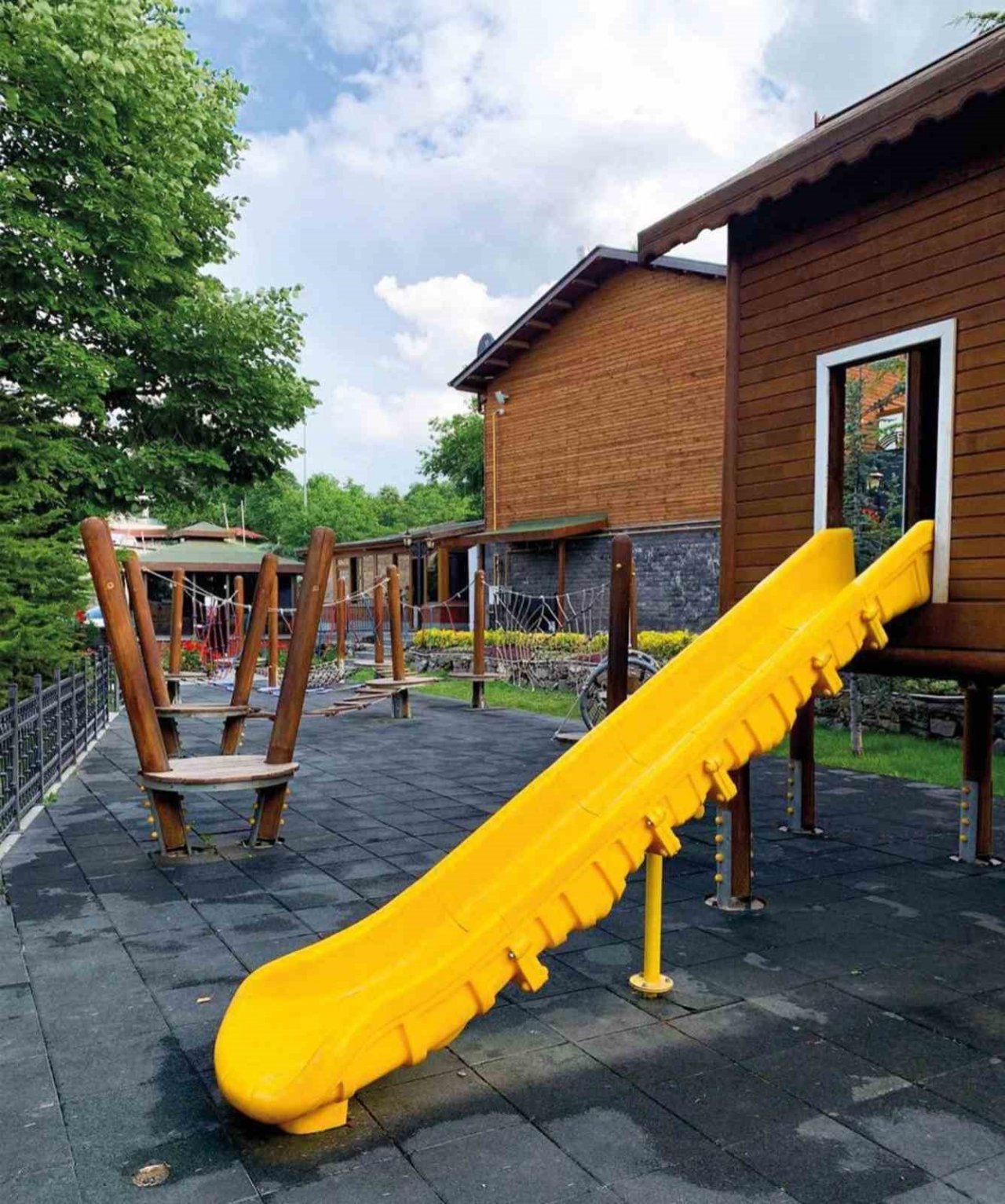 Büyükşehir, Erguvan’da bahçe sezonunu açtı