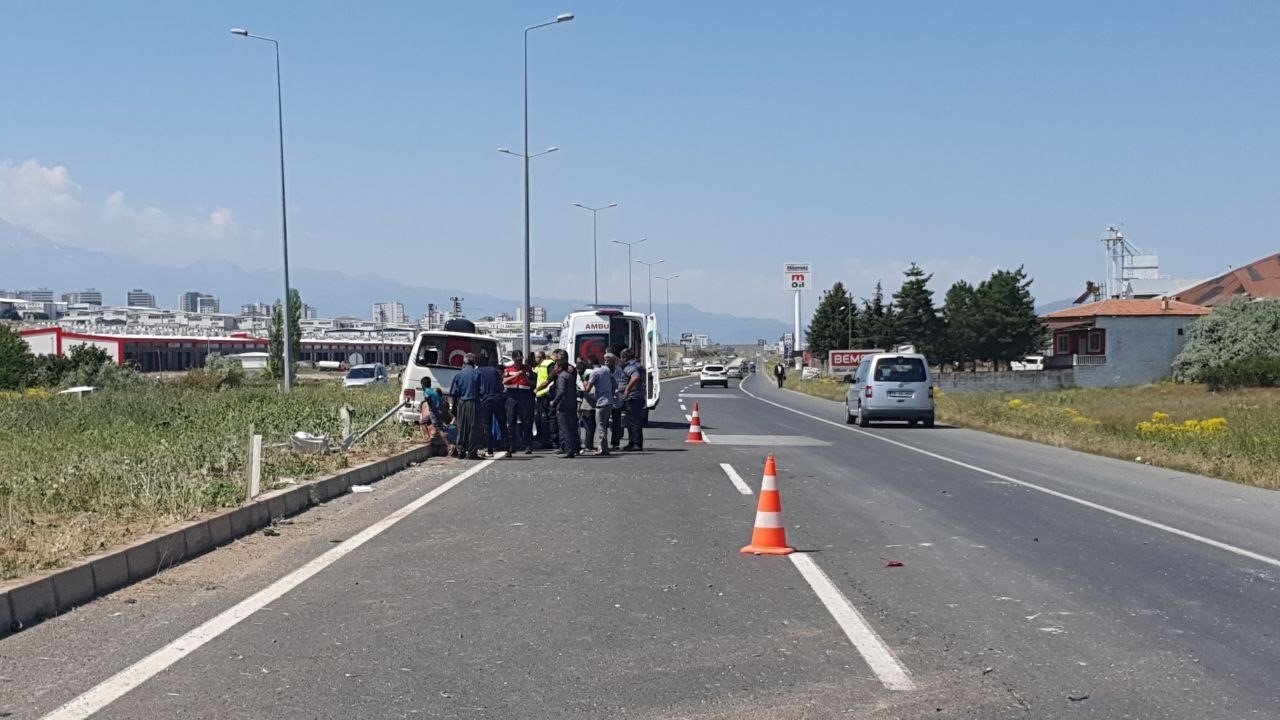 Ticari araç ile kamyon çarpıştı: 1 ölü, 14 yaralı