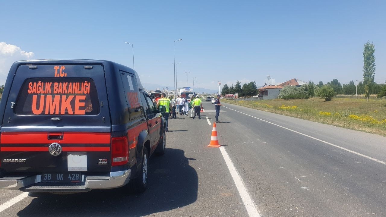 Ticari araç ile kamyon çarpıştı: 1 ölü, 14 yaralı