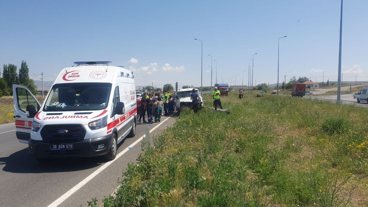 Ticari araç ile kamyon çarpıştı: 1 ölü, 14 yaralı