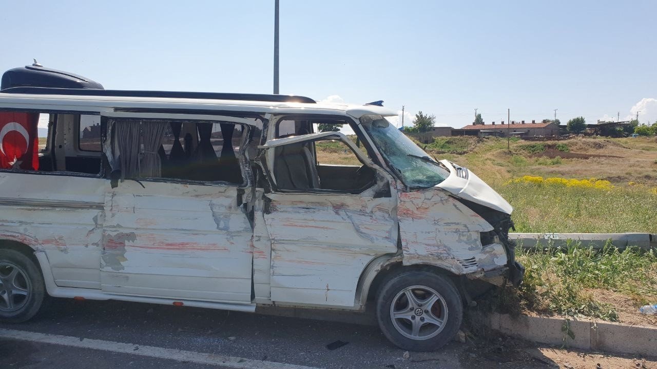 Ticari araç ile kamyon çarpıştı: 1 ölü, 14 yaralı