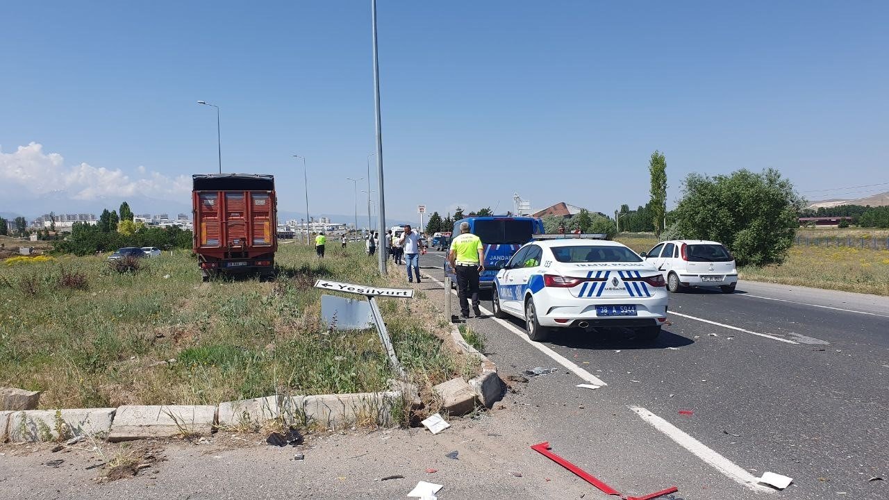 Ticari araç ile kamyon çarpıştı: 1 ölü, 14 yaralı