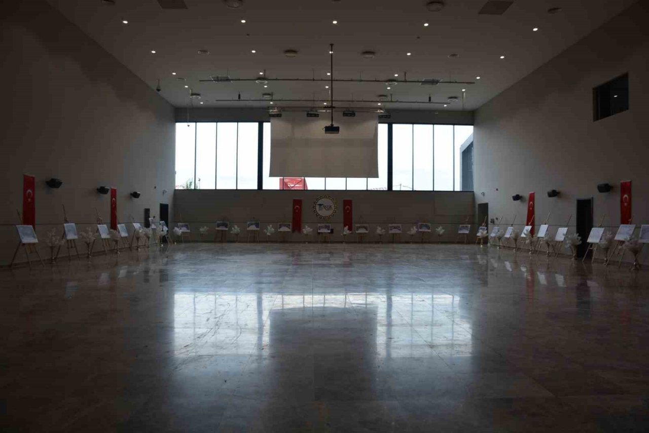 Kocaeli’de geleneksel kent bayramlaşmasında geçmişten bugüne yapılan bayramlaşmaların fotoğrafları sergilendi