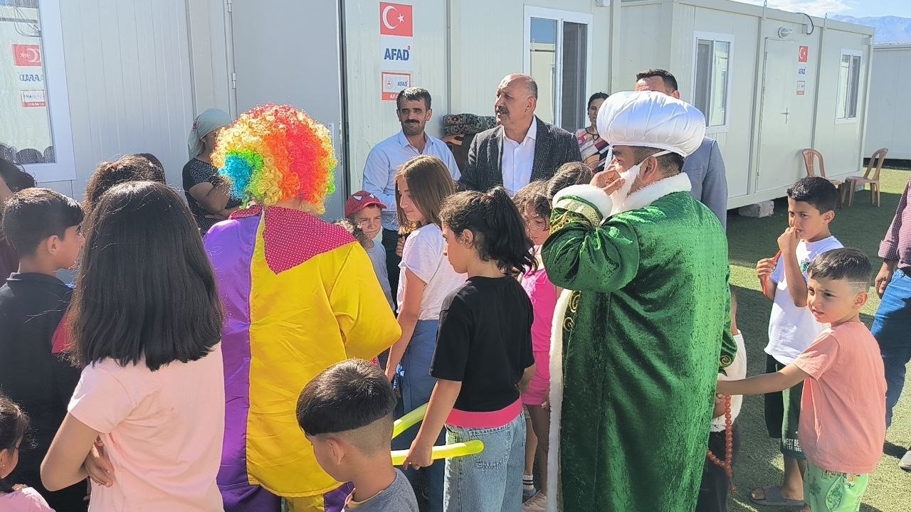 Başkan Zelyurt depremzede vatandaşlar bayramlaştı