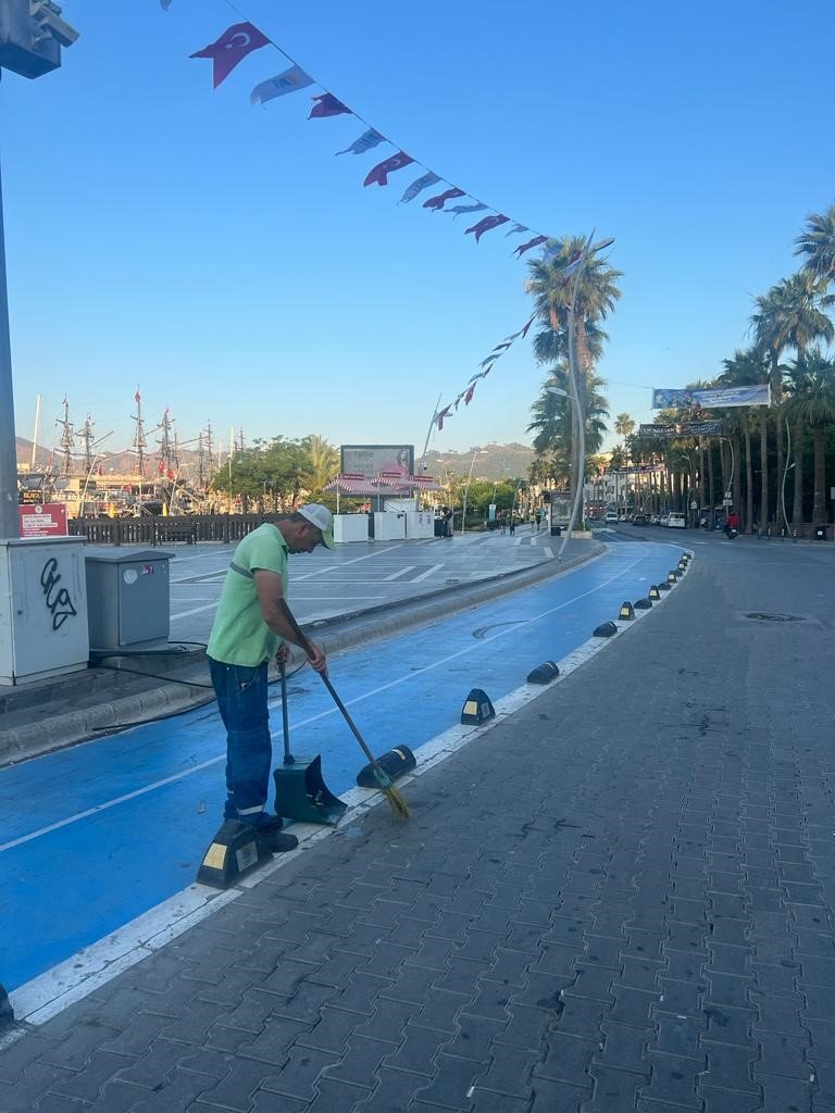 Marmaris’te belediye ekipleri "Temiz Marmaris" için yoğun mesai yaptı