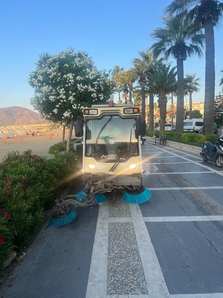 Marmaris’te belediye ekipleri "Temiz Marmaris" için yoğun mesai yaptı