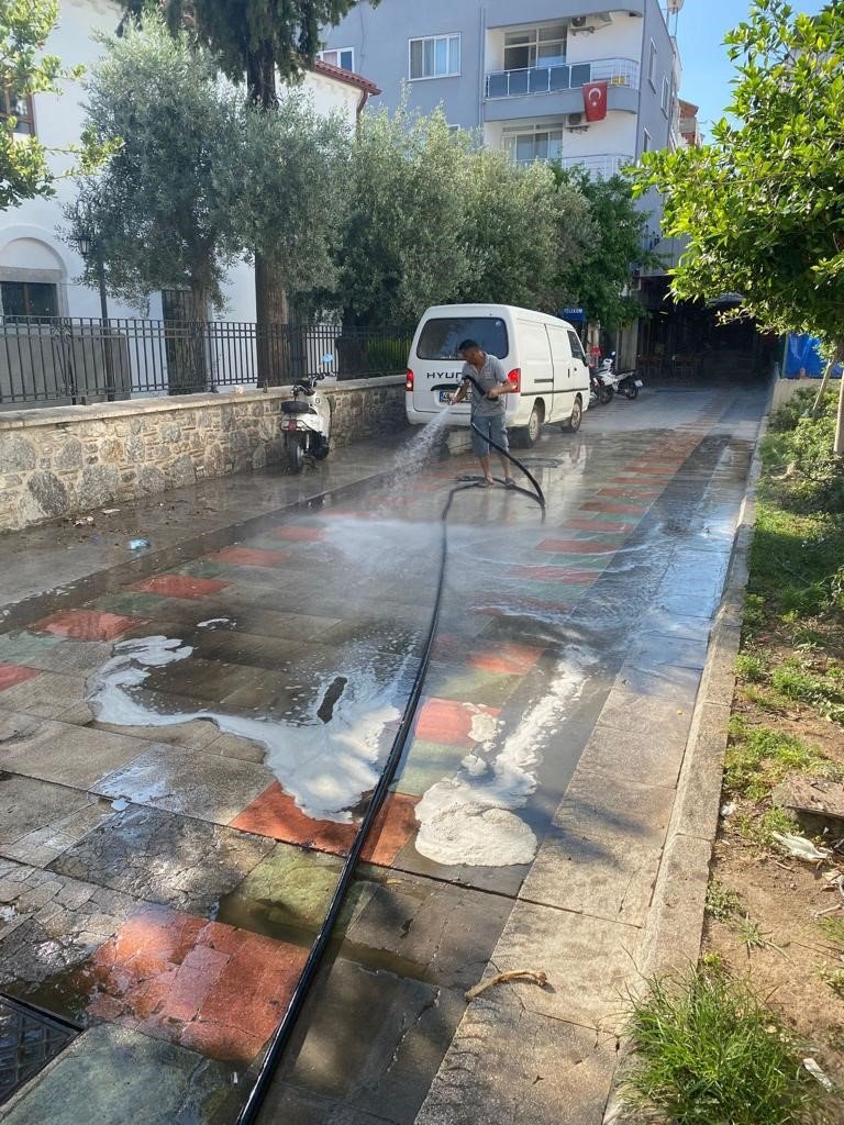 Marmaris’te belediye ekipleri "Temiz Marmaris" için yoğun mesai yaptı