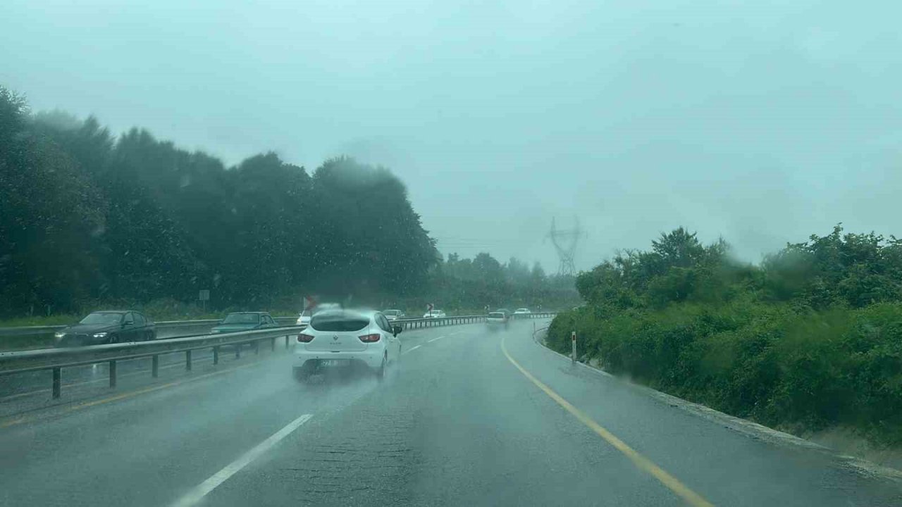 Düzce’de sağanak etkili oluyor