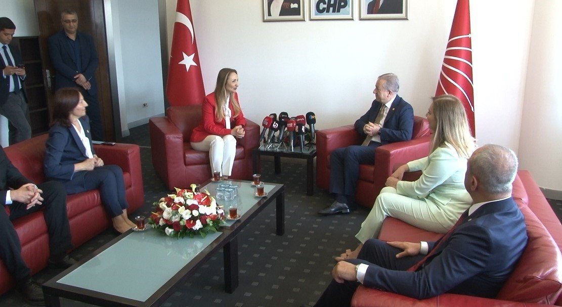 MHP heyetinden CHP’ye bayram ziyareti
