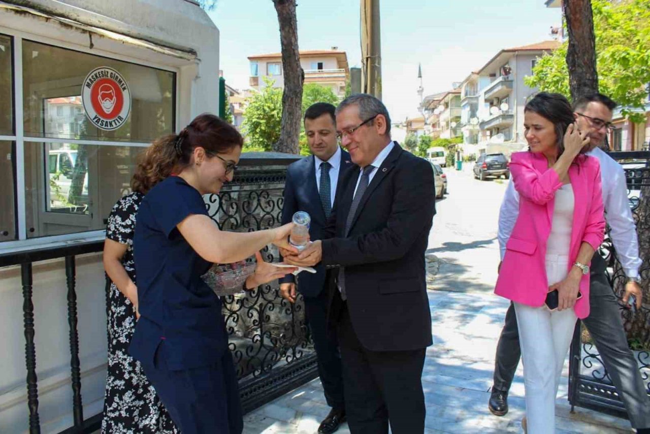 Muğla protokolü huzurevi vatandaşlarının bayramını kutladı