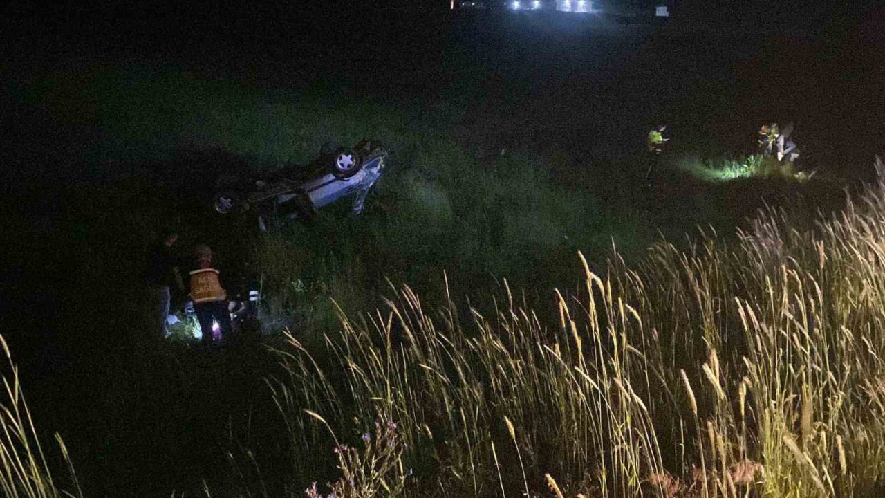 Sivas’ta otomobil yoldan çıkarak takla attı: Anne, baba ve bebekleri yaralandı