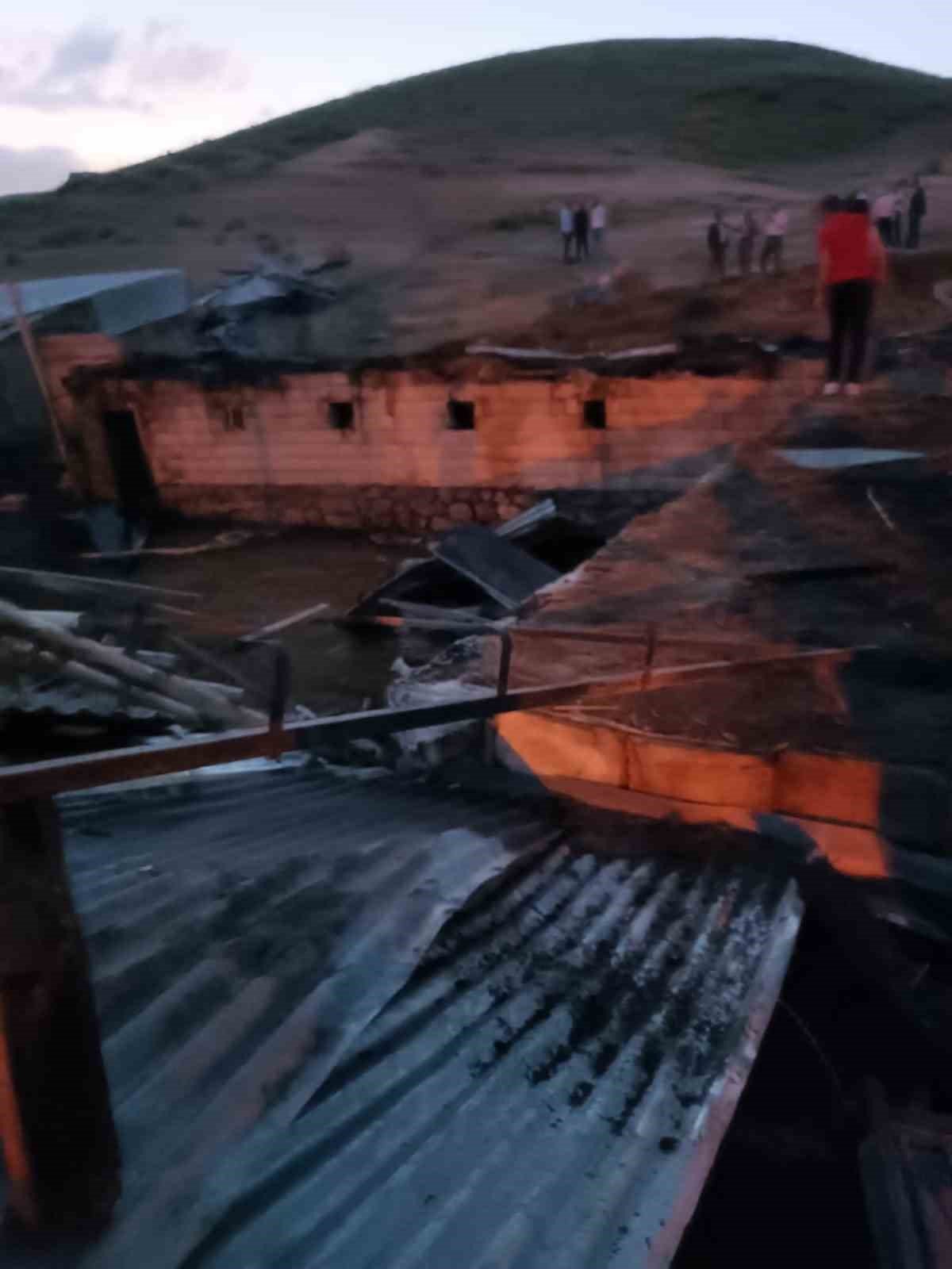 Özalp’ta ev ve ahır yangını